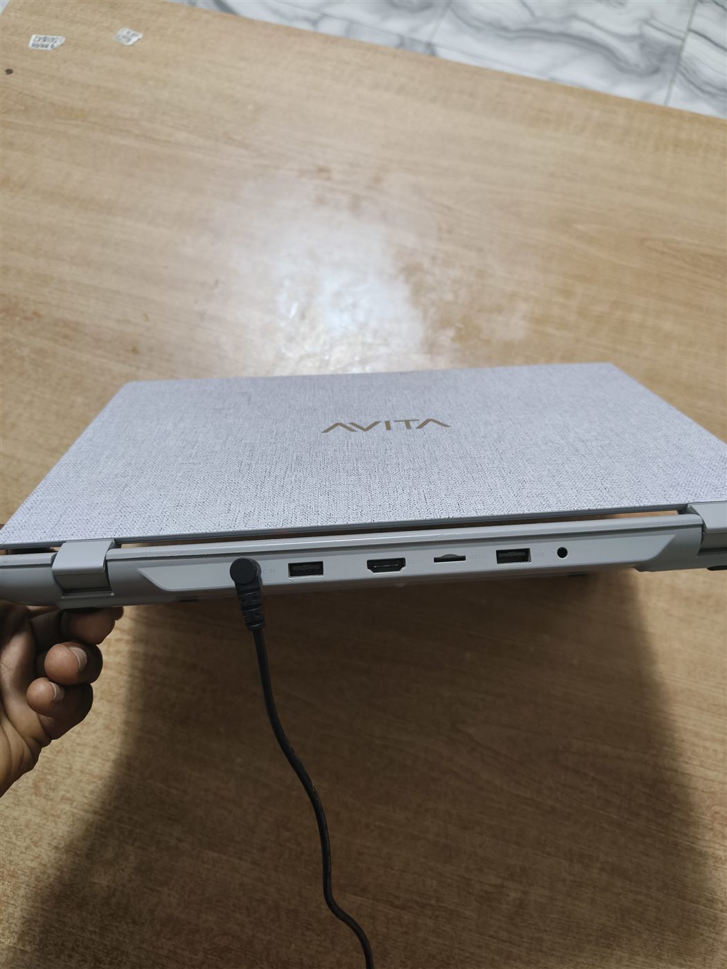 AVITA Essential 14, ports et connectique