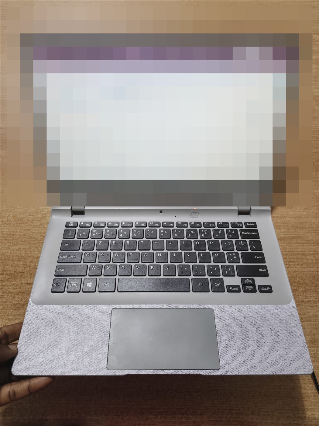 AVITA Essential 14 ouvert, en cours d'utilisation